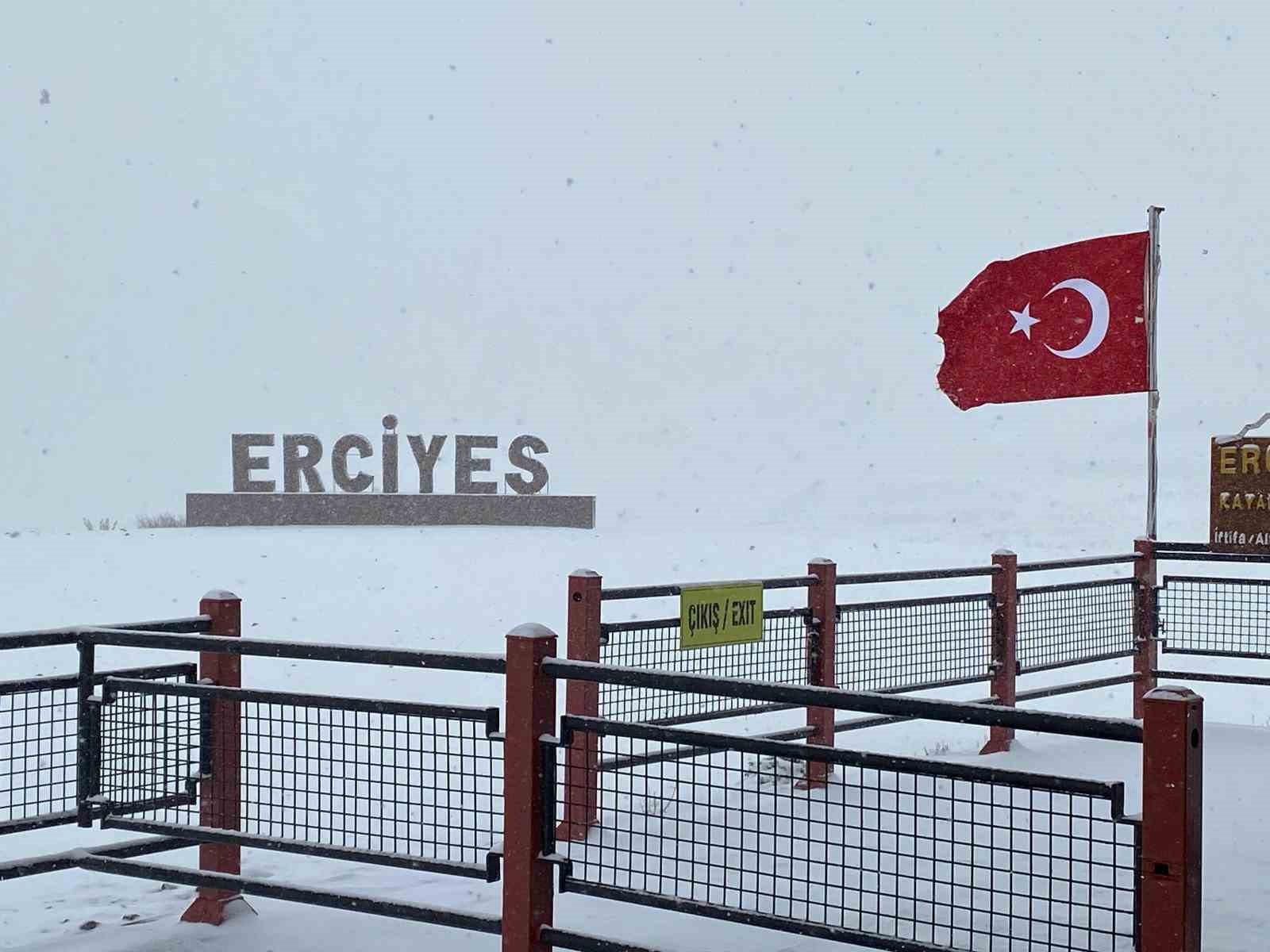 Erciyes beyaza büründü