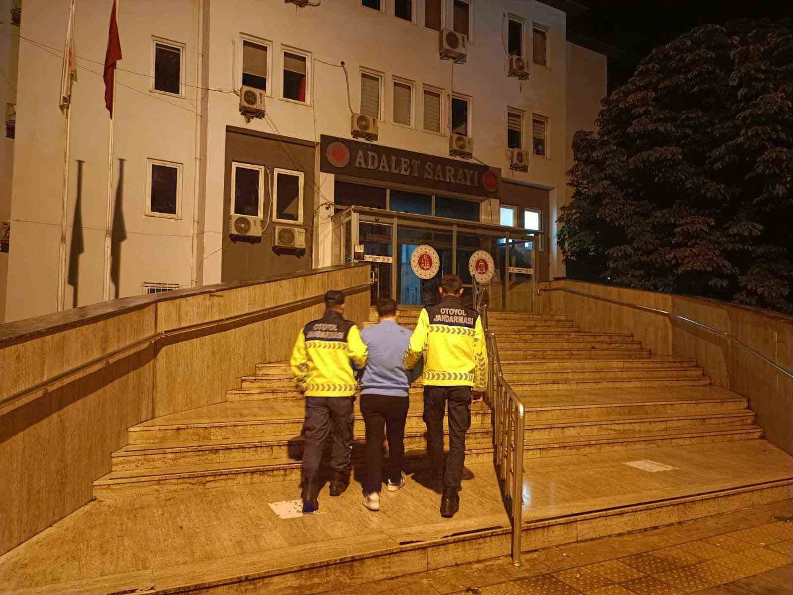 Bebekli otomobili sıkıştırıp kazaya sebep olan maganda tutuklandı