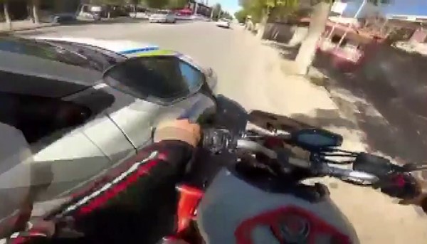 Gaziantep’te trafik kurallarını ihlal eden motosikletliyi polisler çarparak durdurdu