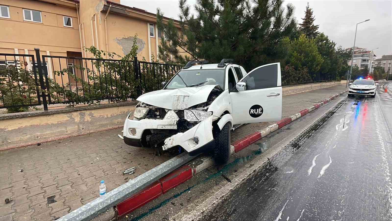 Karaman’da yağış nedeniyle kontrolden çıkan pikap aydınlatma direğini devirdi