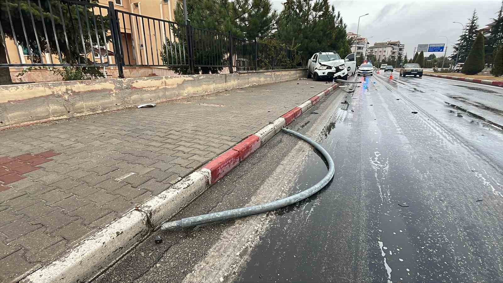 Karaman&rsquo;da yağış nedeniyle kontrolden &ccedil;ıkan pikap aydınlatma direğini devirdi
