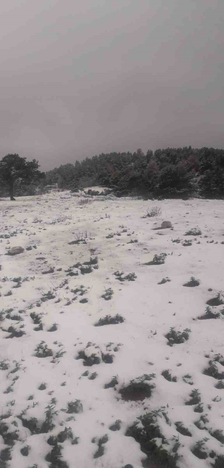 Akdağ’a mevsimin ilk karı düştü
