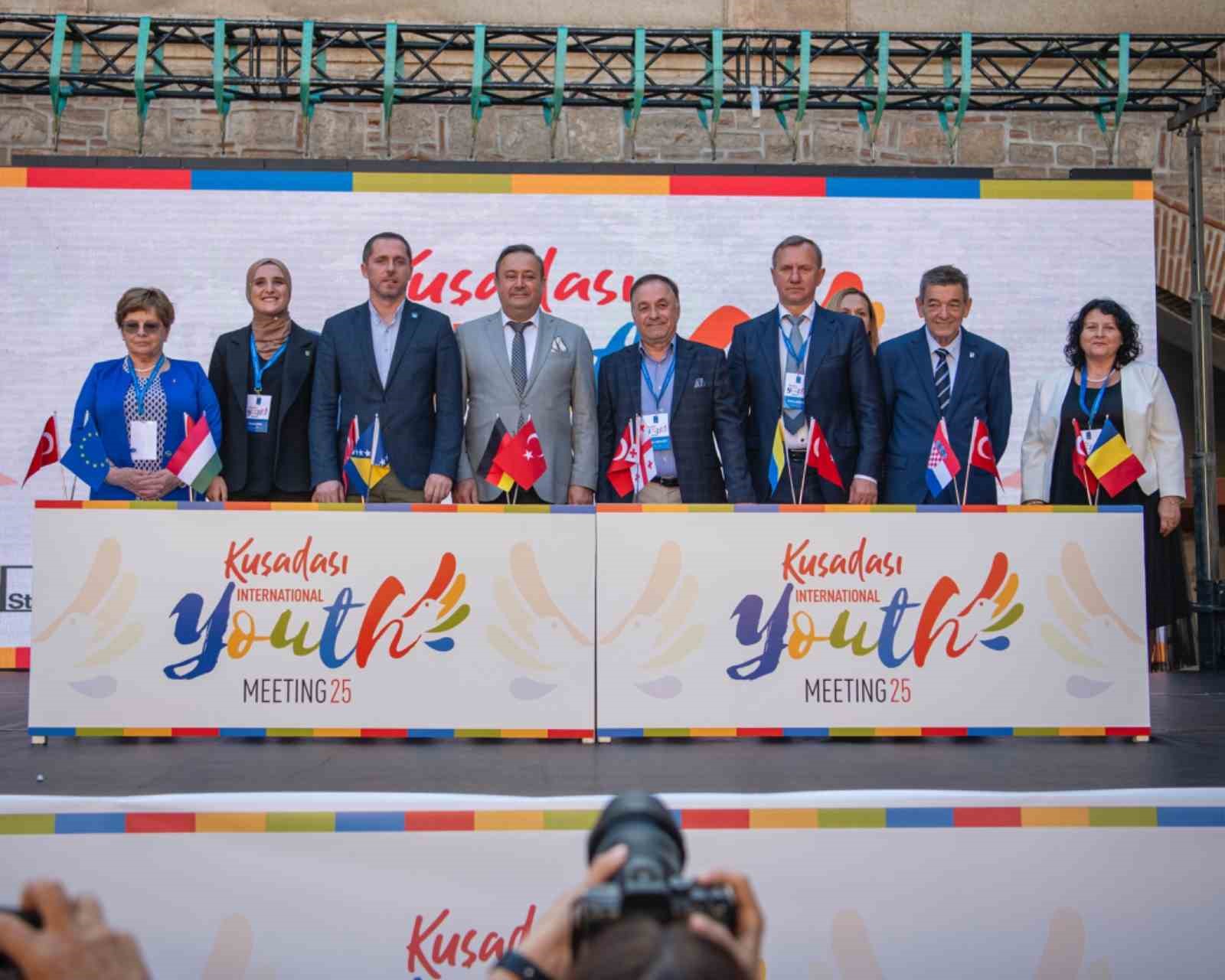 Kuşadası’ndan dünyaya barış, kardeşlik ve dostluk mesajları yollandı