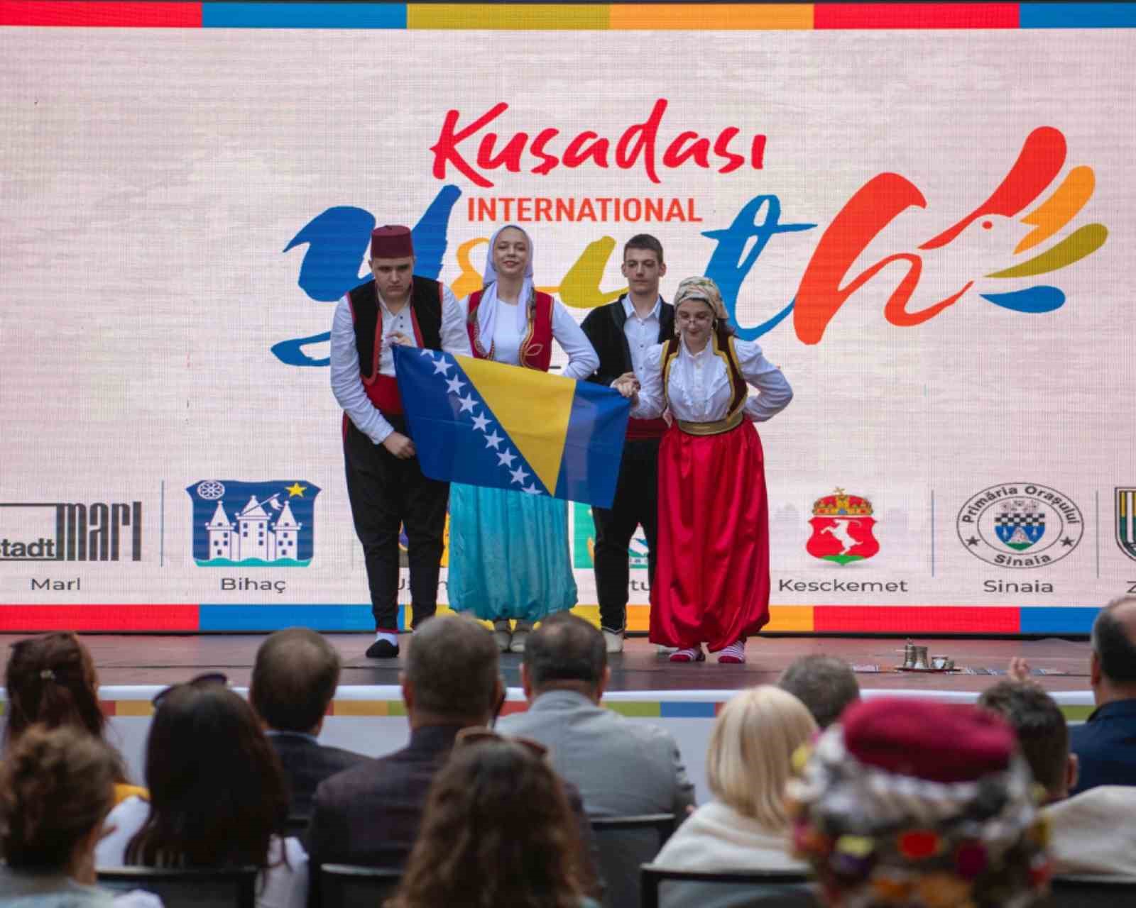 Kuşadası&rsquo;ndan d&uuml;nyaya barış, kardeşlik ve dostluk mesajları yollandı
