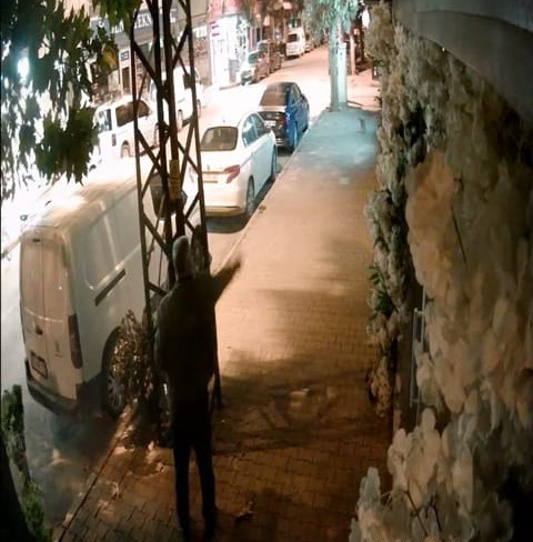 Kapalı olan kuaförün camlarına yumurta fırlattı