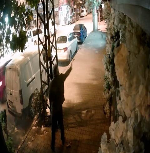 Kapalı olan kuaförün camlarına yumurta fırlattı