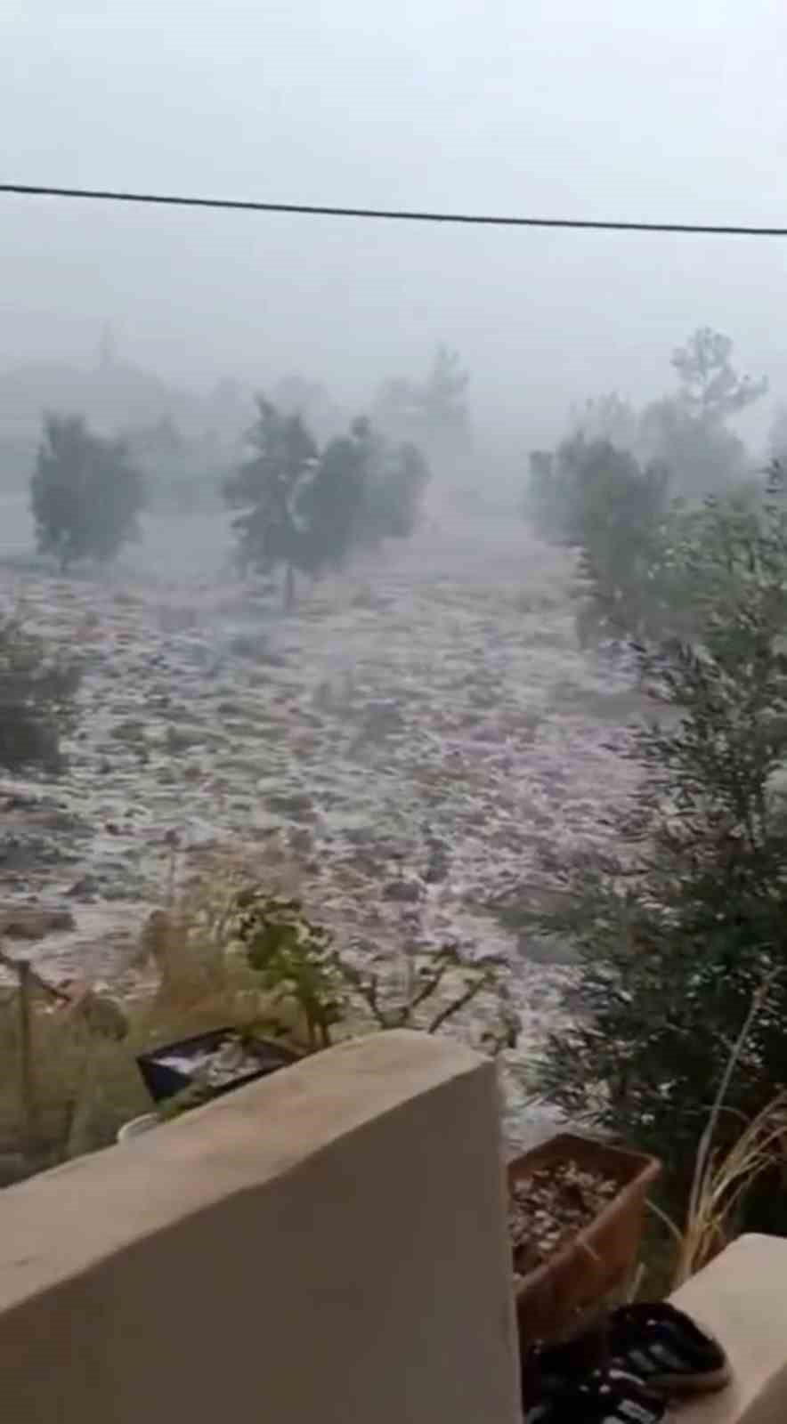 Hatay&rsquo;da dolu yağışı beyaza b&uuml;r&uuml;d&uuml;
