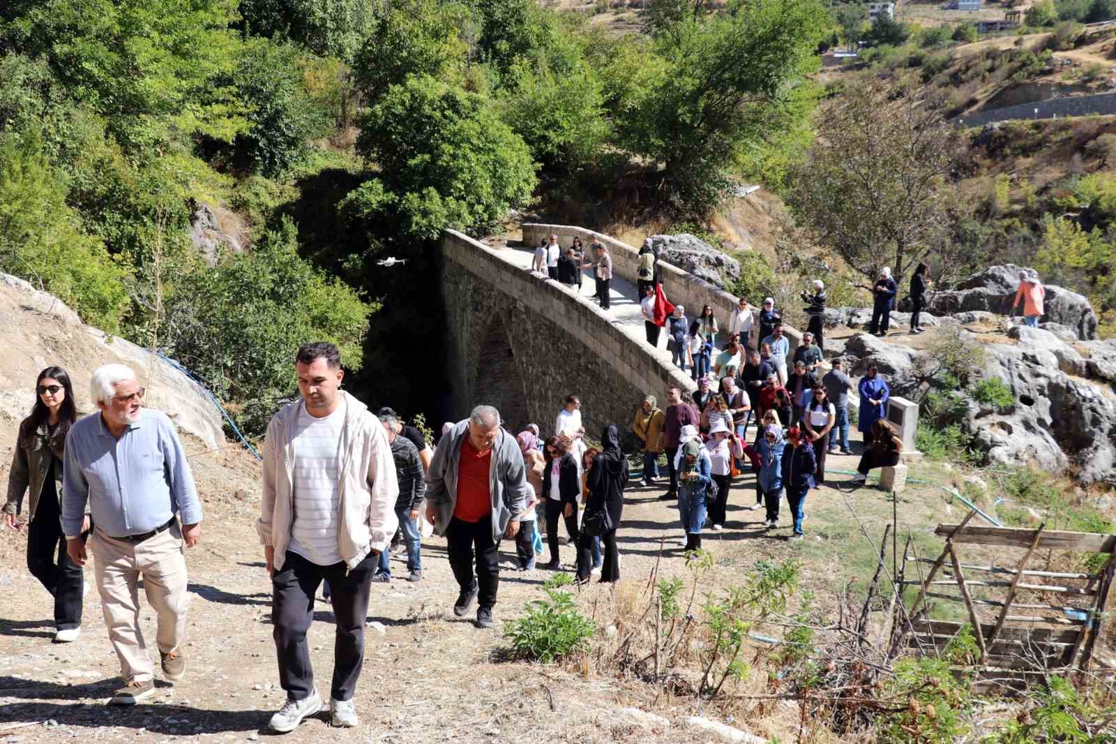 Tarihi S&uuml;leymanlı&rsquo;da &ouml;ğretmenler k&uuml;lt&uuml;r, tarih ve doğa ile i&ccedil; i&ccedil;e eğitim aldı
