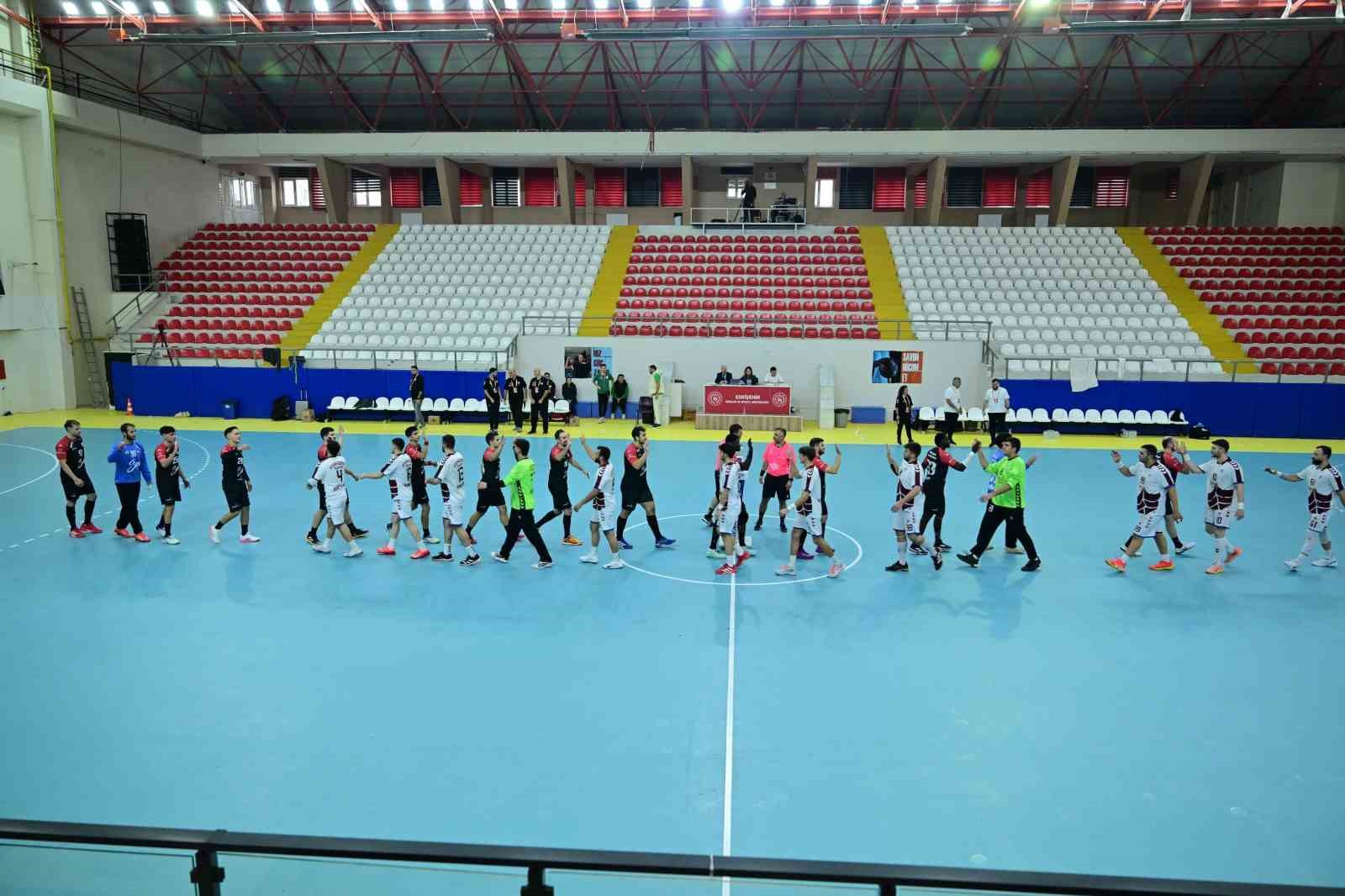 Vali Aksoy, T&uuml;rkiye Hentbol Erkekler S&uuml;per Lig ma&ccedil;ını trib&uuml;nden takip etti
