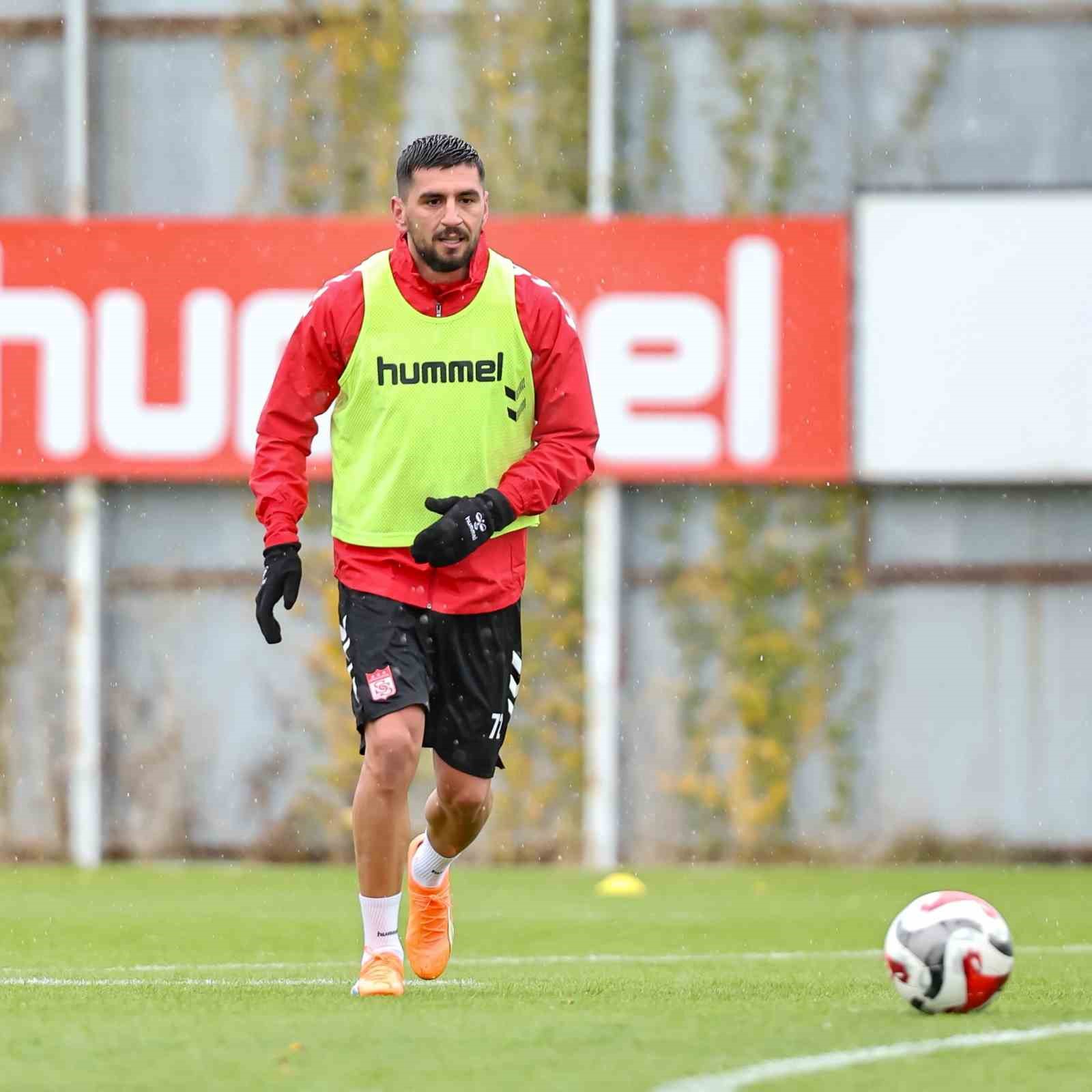 Sivasspor sağanak altında &ccedil;alıştı
