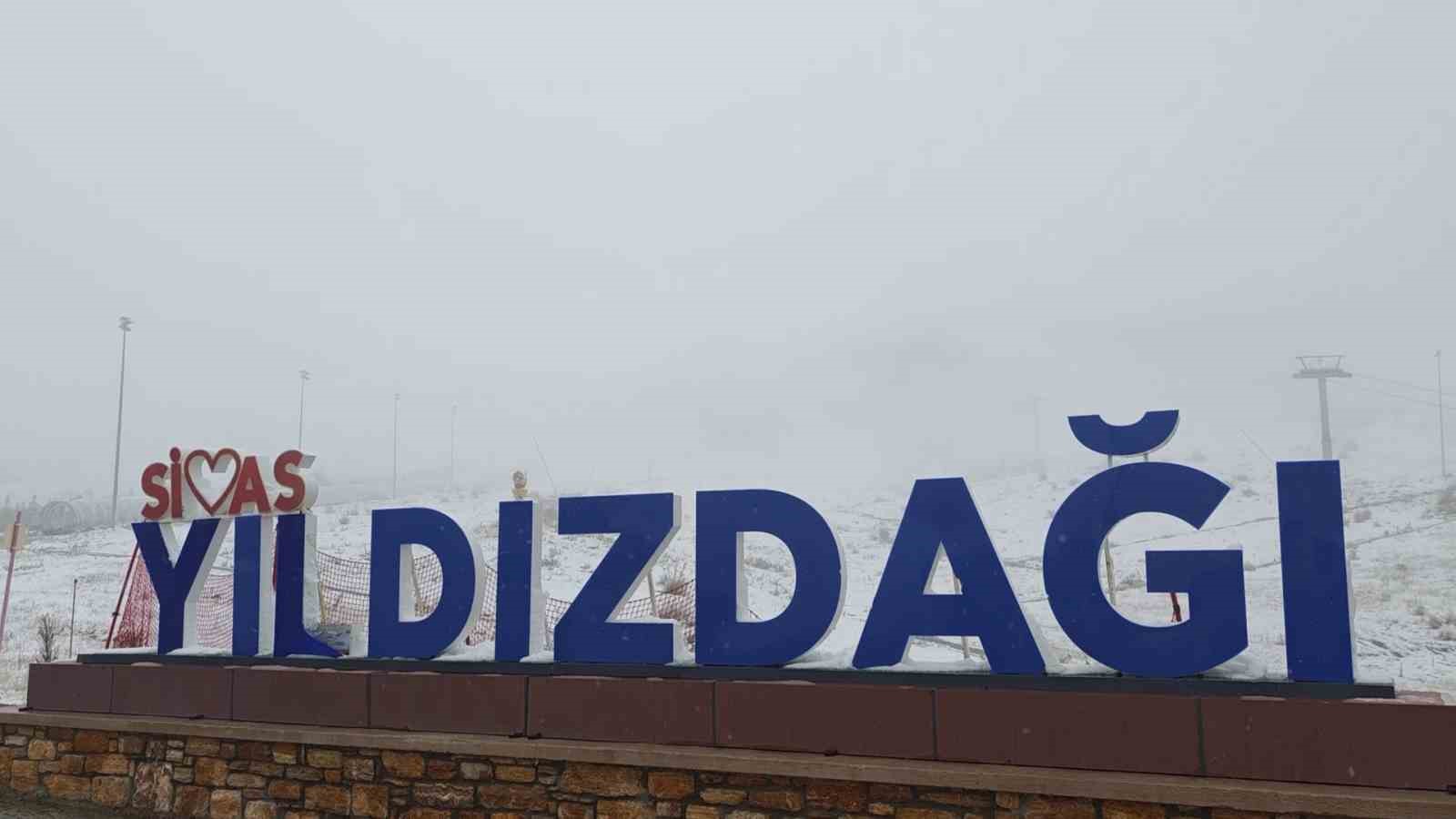 Yıldız Dağı Kayak Merkezi’ne mevsimin ilk karı düştü