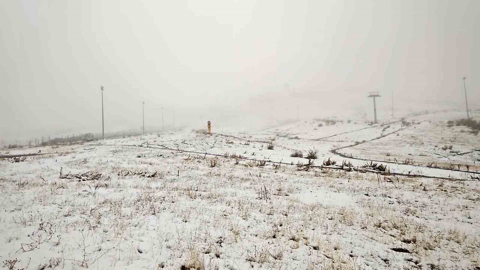 Yıldız Dağı Kayak Merkezi&rsquo;ne mevsimin ilk karı d&uuml;şt&uuml;
