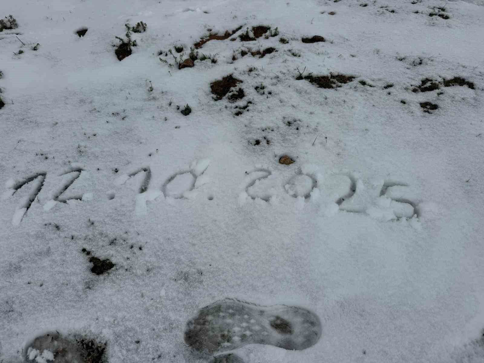 Afyonkarahisar’da mevsimin ilk karı düştü