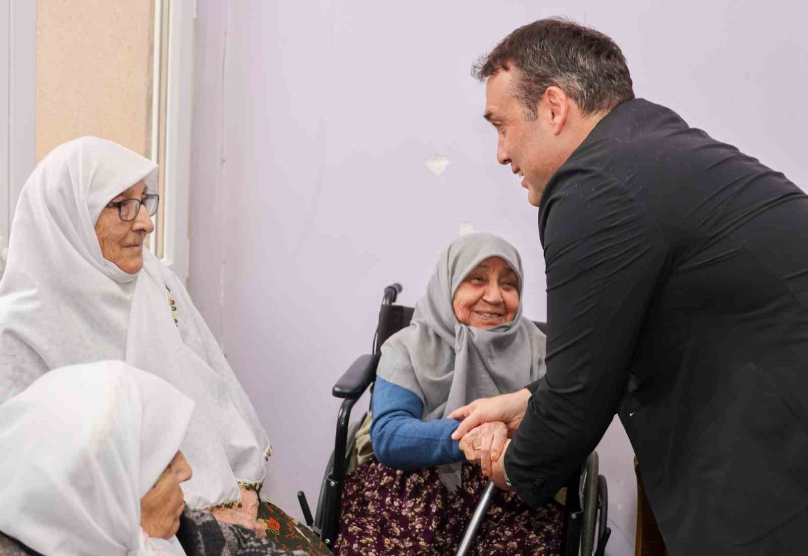 Vali S&ouml;zer&rsquo;den huzurevi ziyareti
