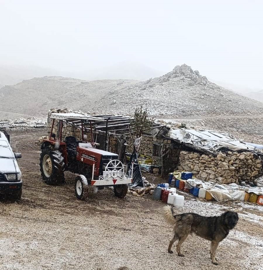 Mersin’de Anamur’un yüksek kesimlerine mevsimin ilk karı düştü