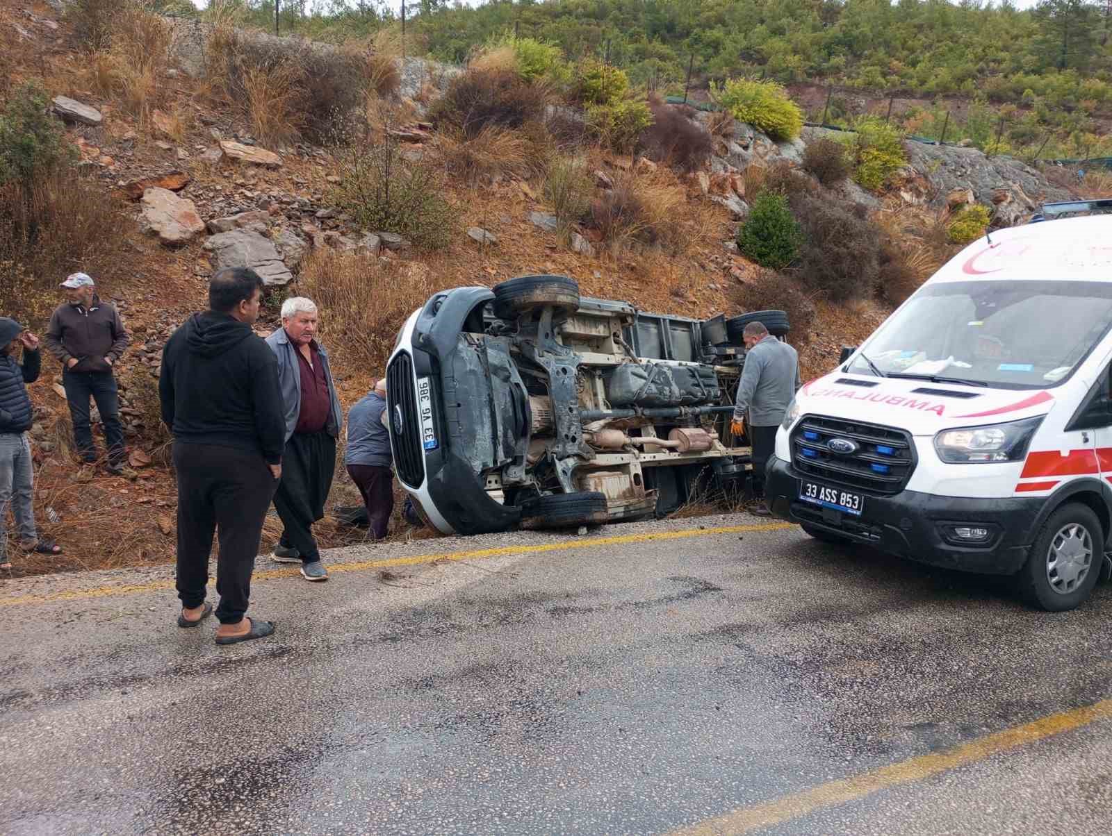Mersin’de kamyonet devrildi: 3 yaralı
