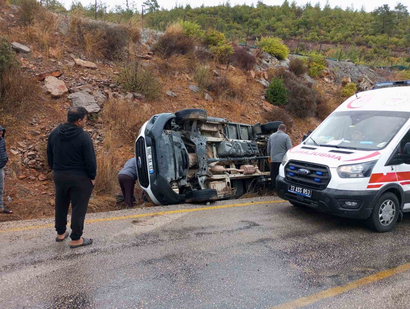 Mersin&rsquo;de kamyonet devrildi: 3 yaralı
