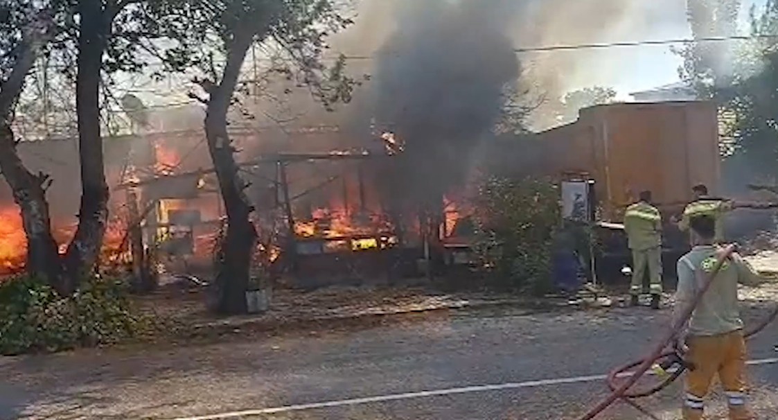 Antalya’da terk edilmiş baraka alev topuna döndü