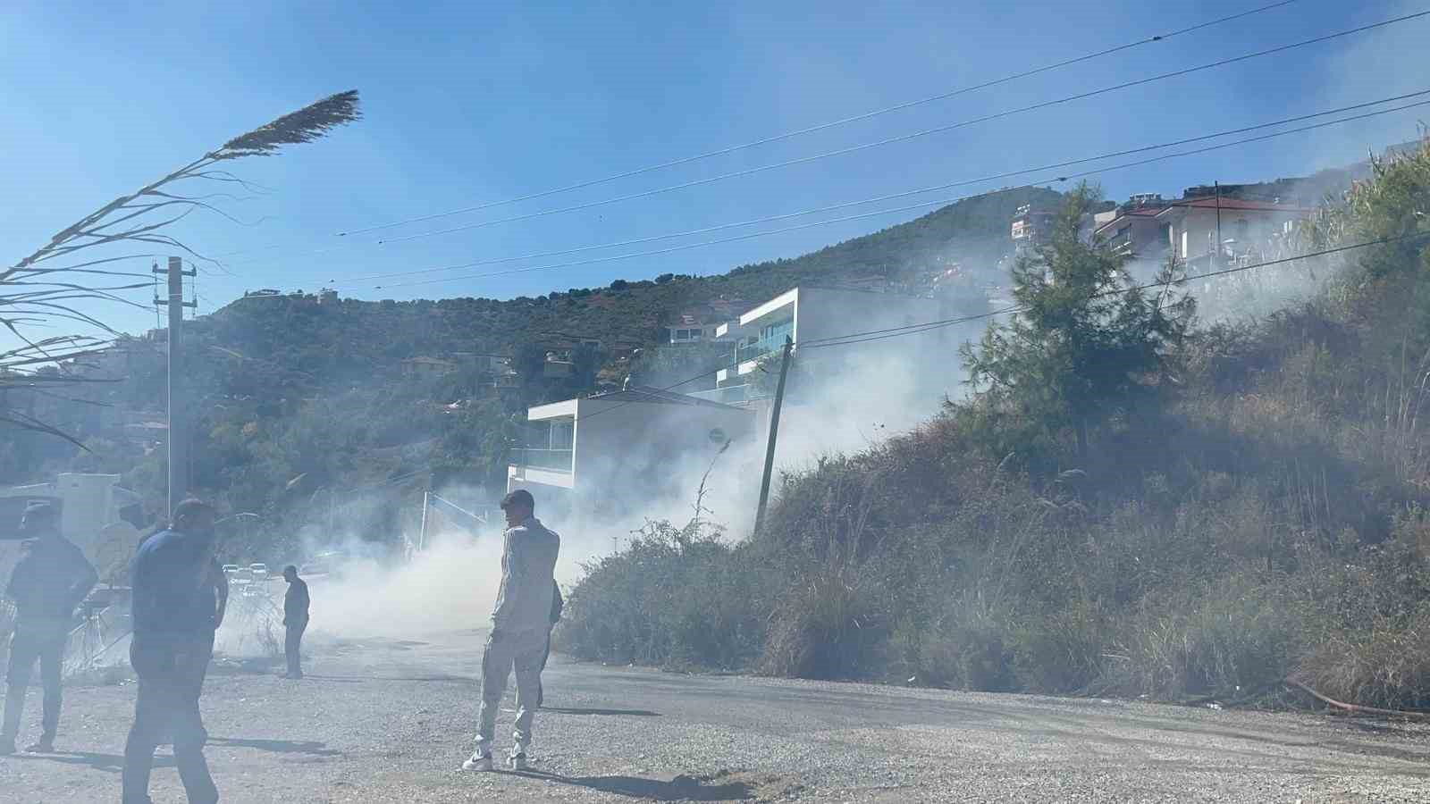 Alanya’da yerleşim alanlarını tehdit eden yangın korkuttu