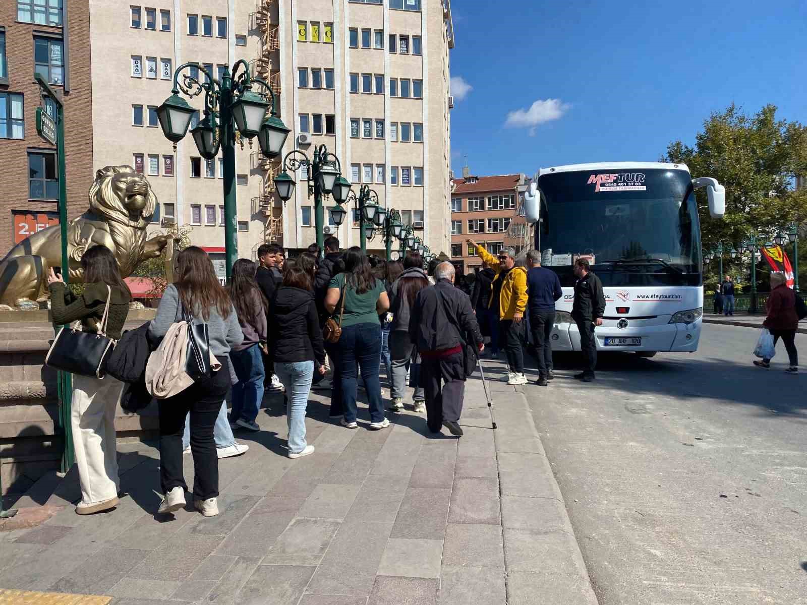 Havaların soğumasına rağmen Eskişehir’e ilgi sürüyor