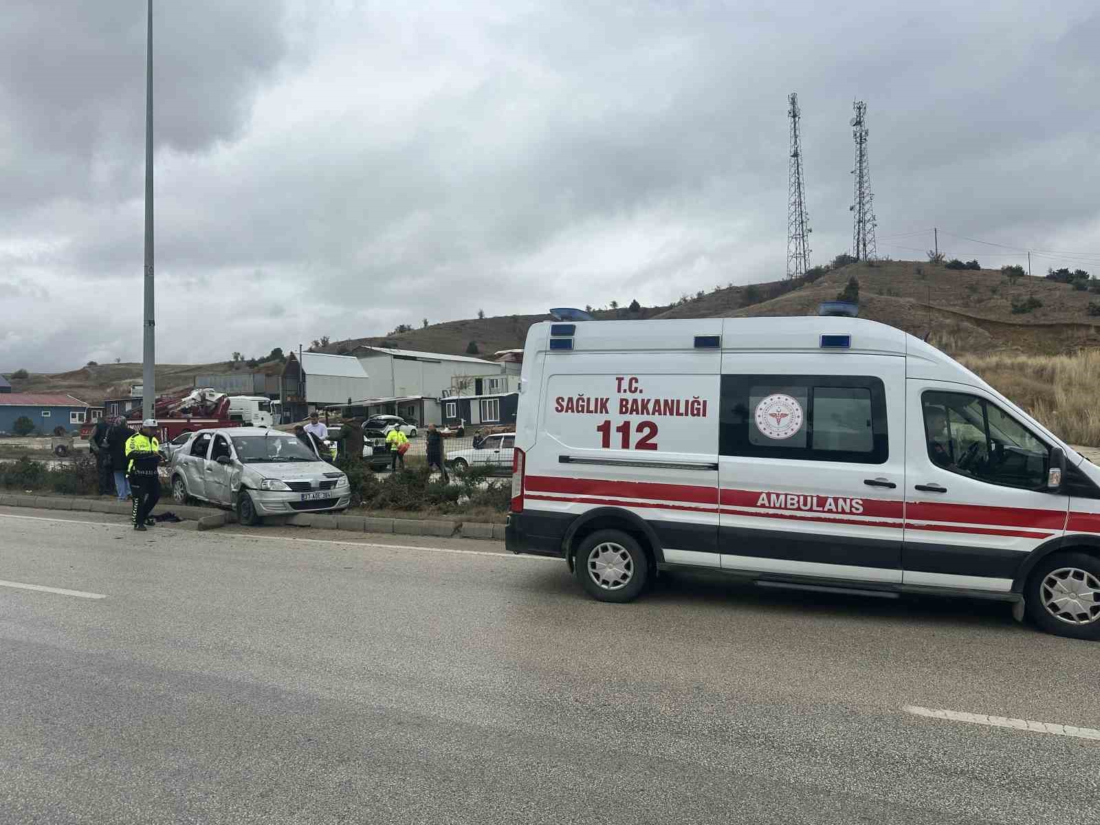 Takla atan otomobil orta refüje çıktı: 2 yaralı
