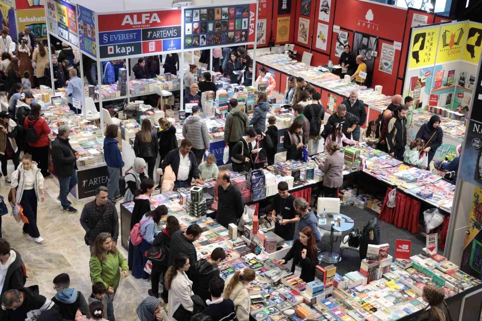 Kocaeli Kitap Fuarı&rsquo;nda 1 milyonuncu ziyaret&ccedil;iye konfetili karşılama
