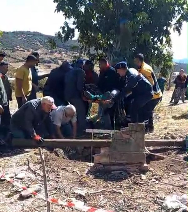 Burdur&rsquo;da kuyuya d&uuml;şen vatandaş ekipler tarafından kurtarıldı
