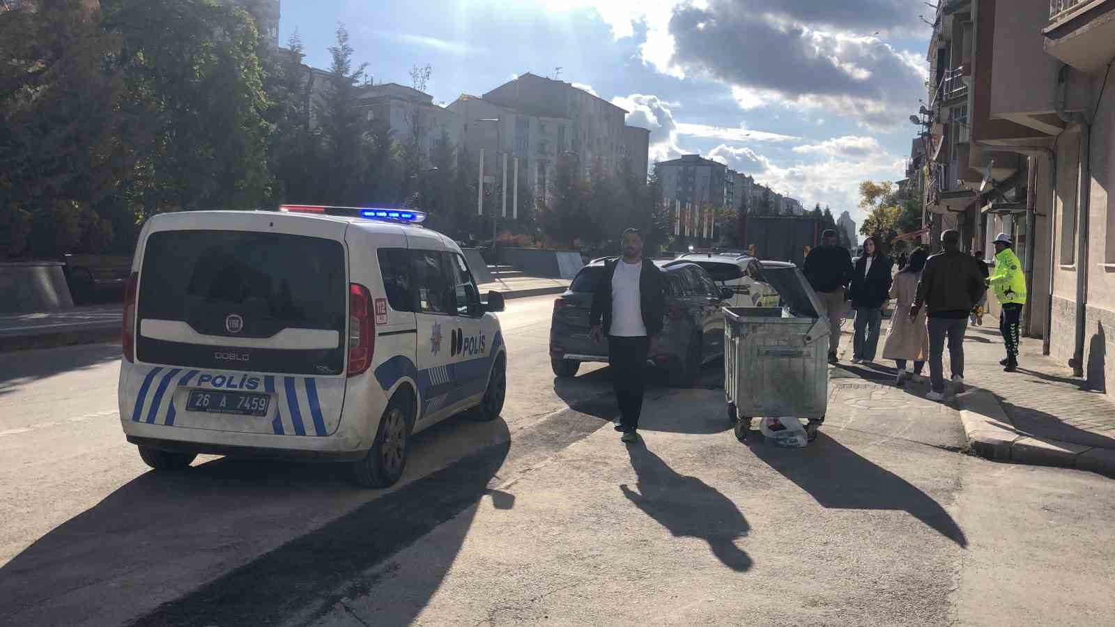 Otomobilin &ccedil;arptığı yaşlı kadının durumu ağır
