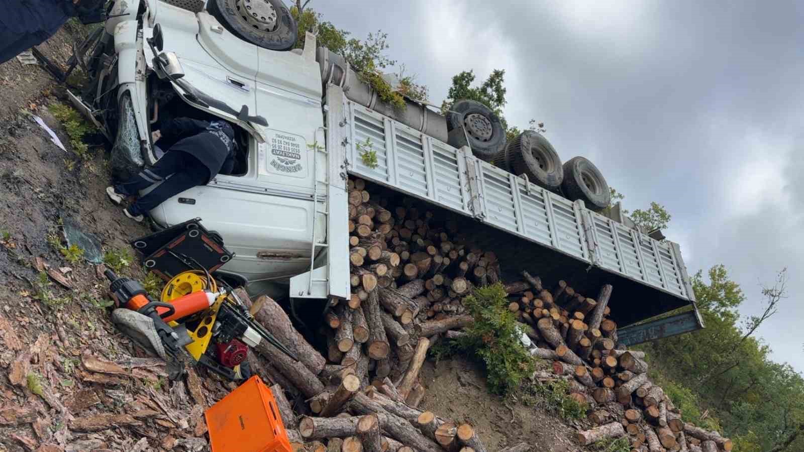 Samsun’da odun yüklü kamyon şarampole devrildi: 1 ölü