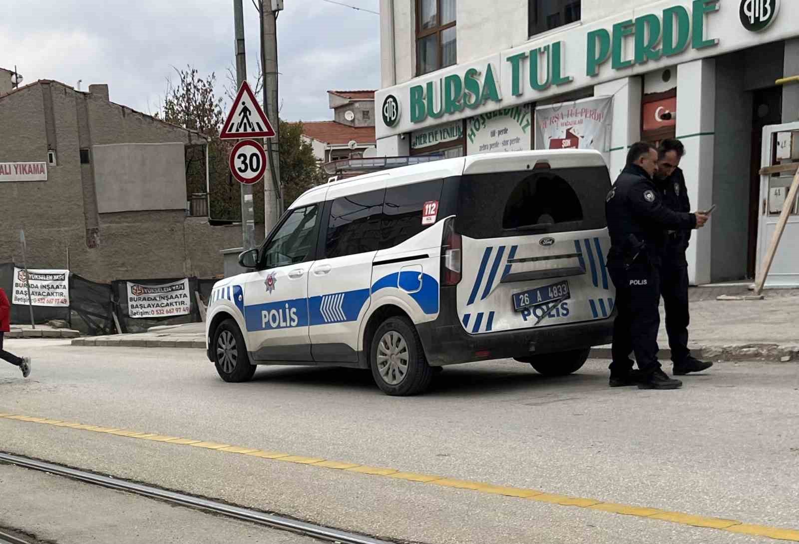 Polis aracına çarpıp kaçtı