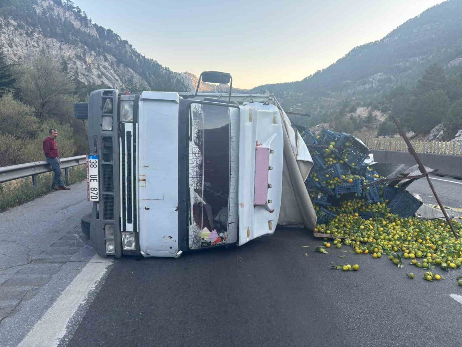 Tarsus’ta narenciye yüklü kamyon devrildi