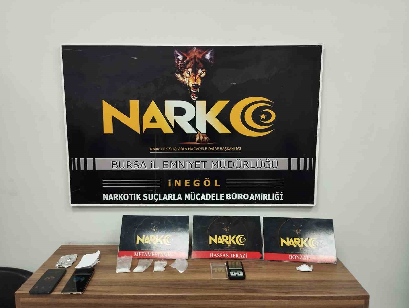 Uyuşturucu satıcıları suçüstü yakalandı