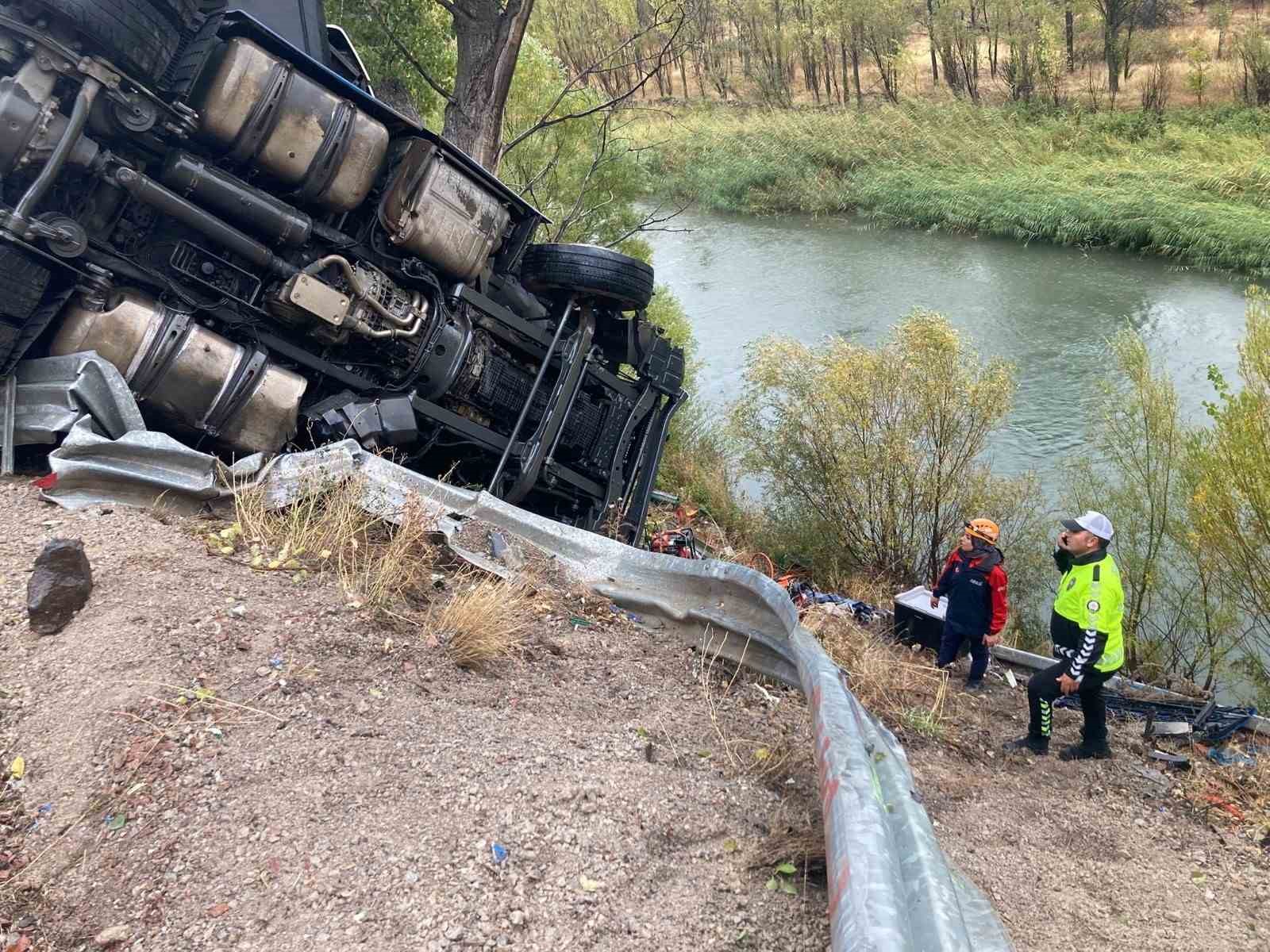 Sivas’ta sebze yüklü tır devrildi: Sürücü 2 saatlik çalışmayla kurtarıldı