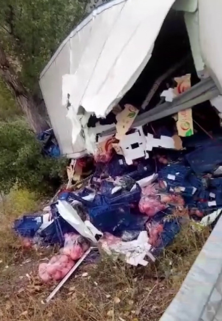 Sivas&rsquo;ta sebze y&uuml;kl&uuml; tır devrildi: S&uuml;r&uuml;c&uuml; 2 saatlik &ccedil;alışmayla kurtarıldı
