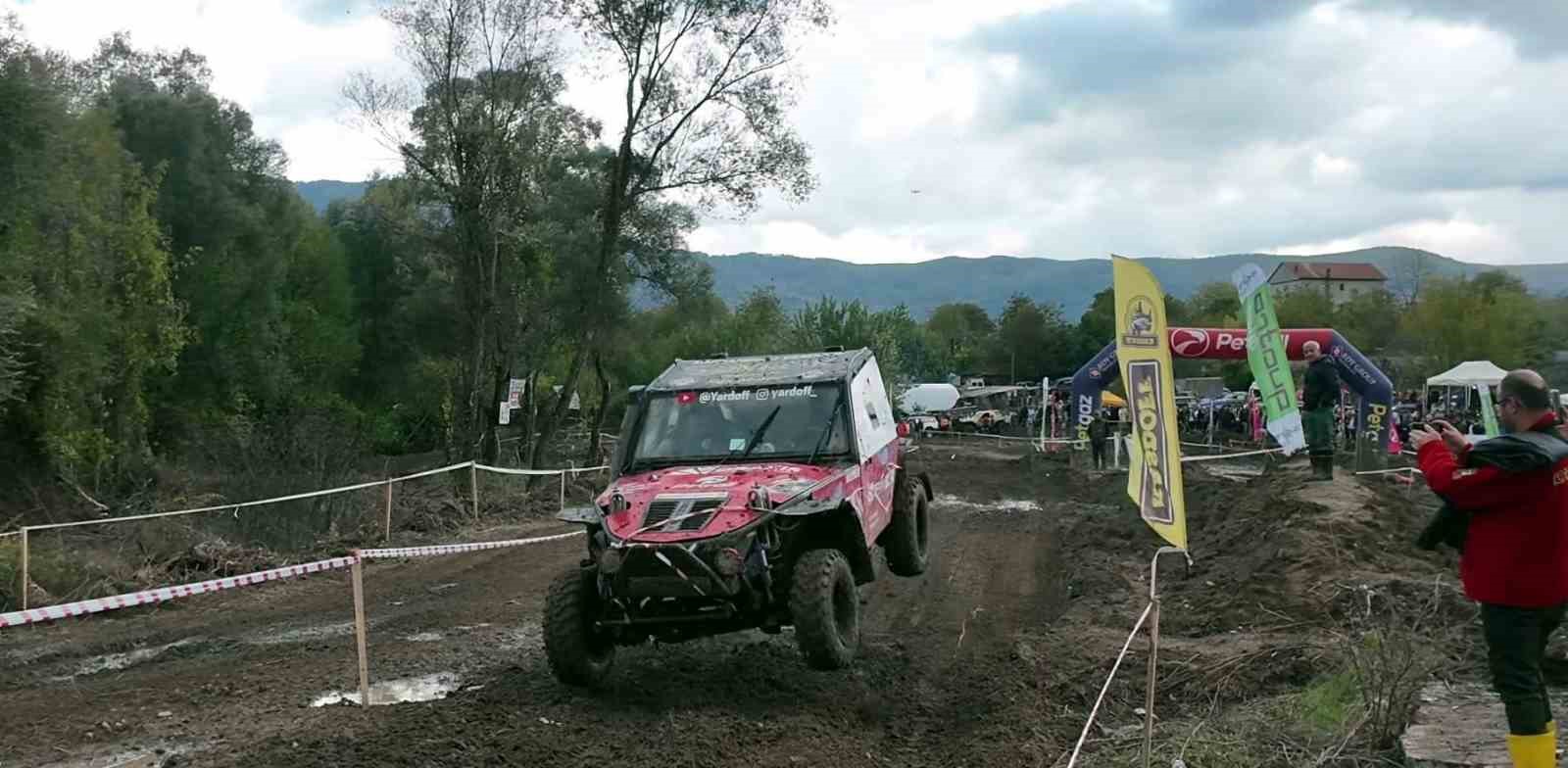 Yenice&rsquo;de off-road coşkusu: Başkanın "co pilot" olduğu ara&ccedil; havada u&ccedil;tu!

