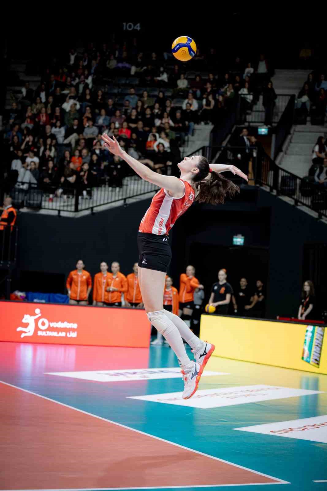 Eczacıbaşı Dynavit, yeni sezonu yeni evinde galibiyetle a&ccedil;tı
