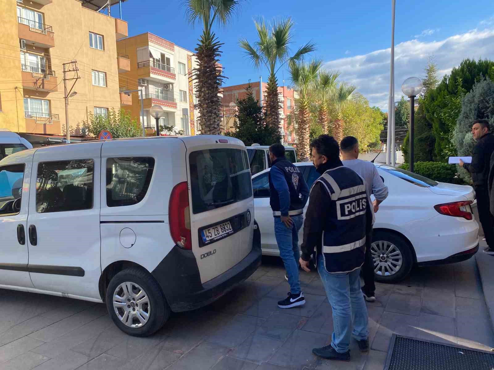 Manisa’da ayrılmak isteyen eşini tüfekle öldüren zanlı tutuklandı