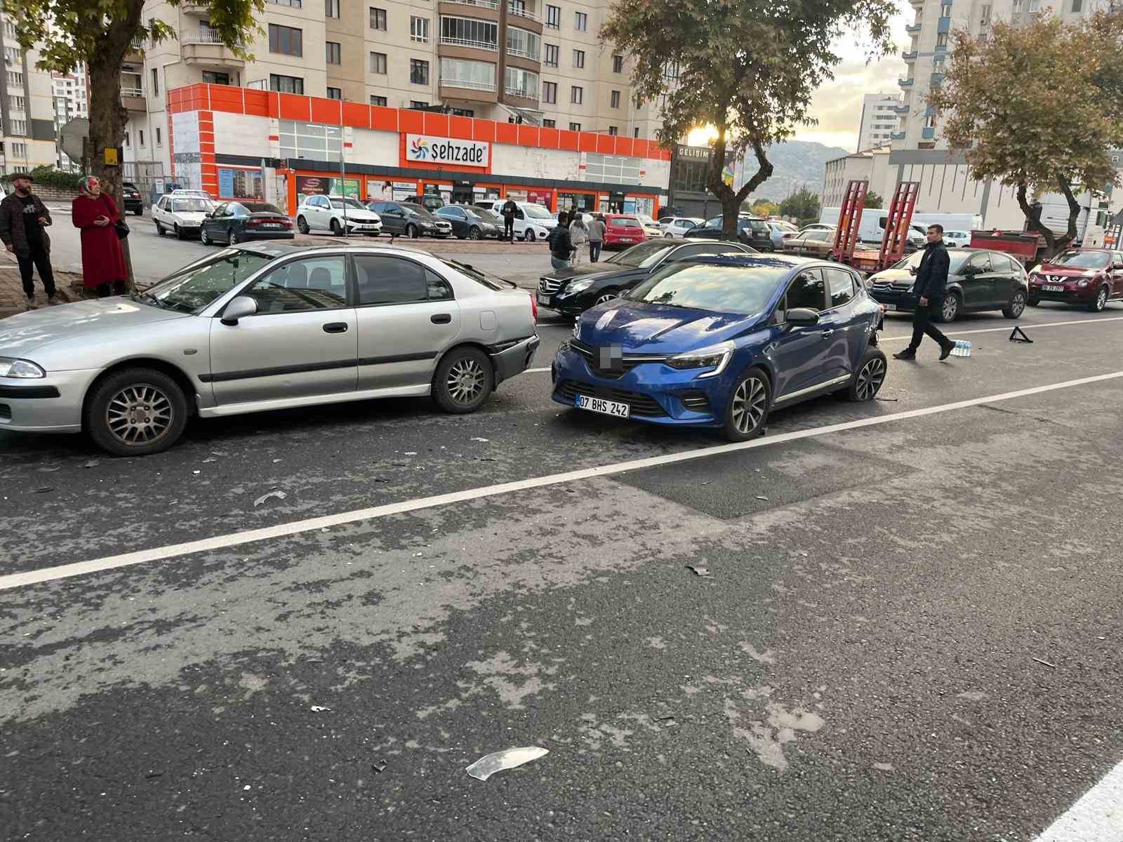 Zincirleme kazaya karışan otomobil takla attı: 1 yaralı
