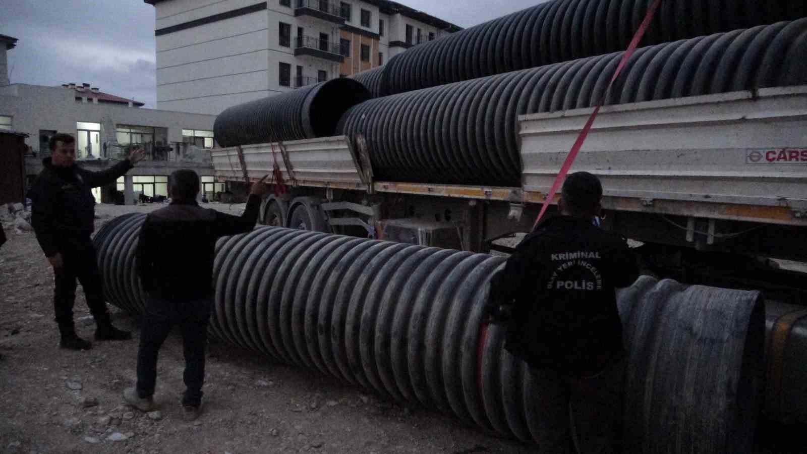 İnşaatta üzerine 750 kilo plastik boru düşen sürücü ağır yaralandı