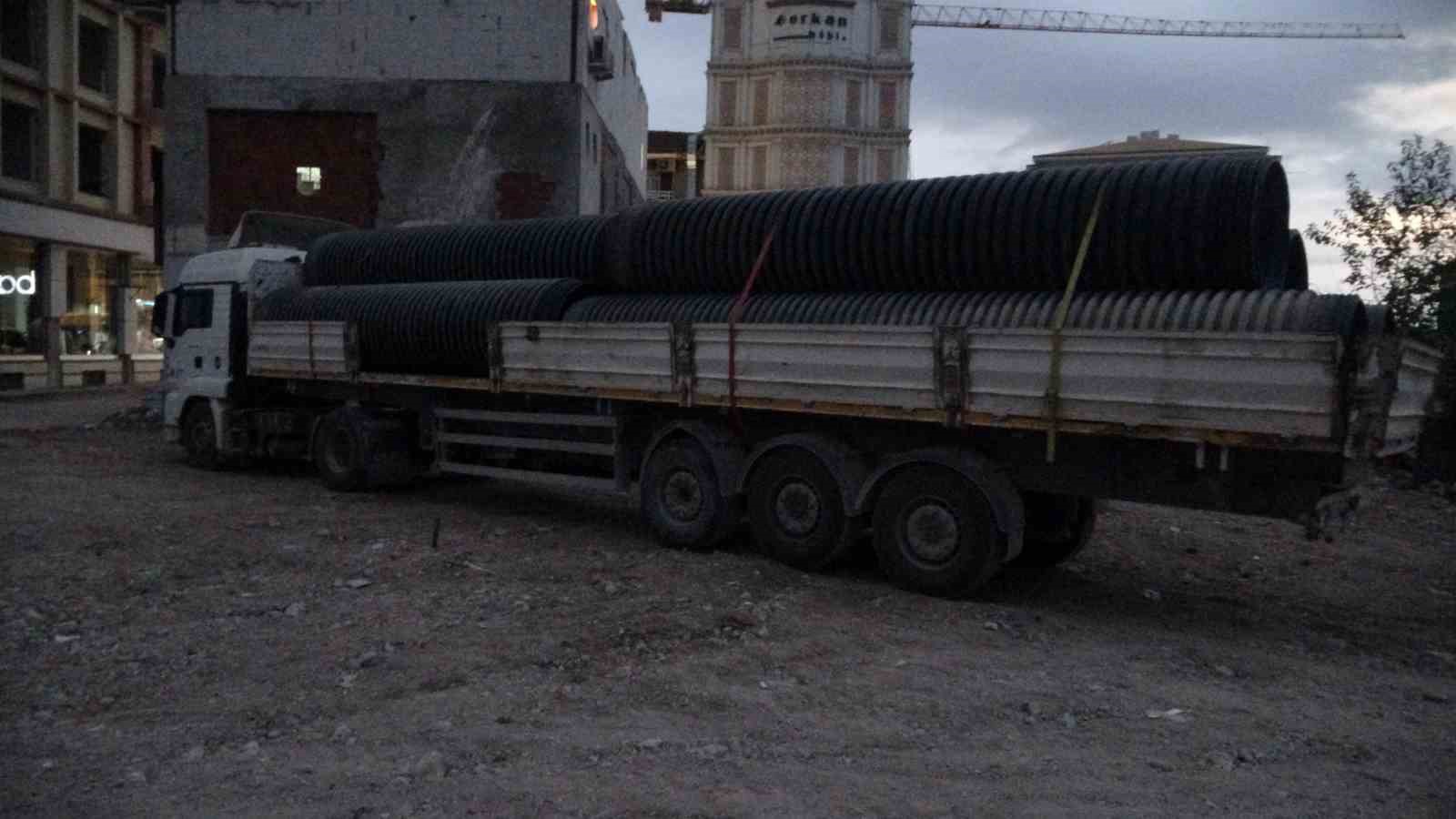 İnşaatta &uuml;zerine 750 kilo plastik boru d&uuml;şen s&uuml;r&uuml;c&uuml; ağır yaralandı
