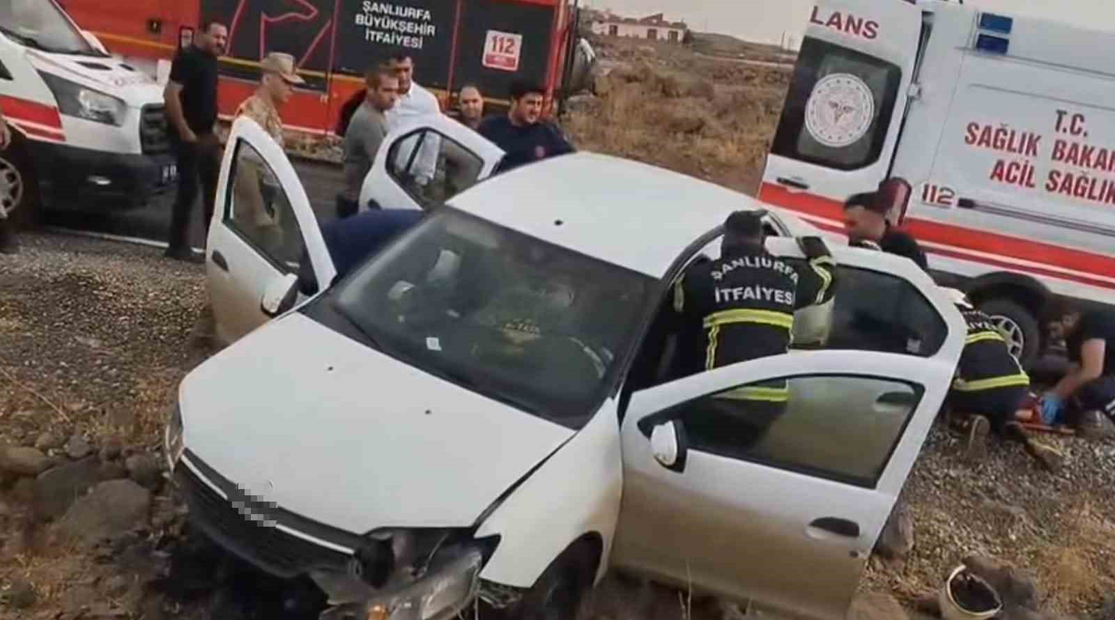 Şanlıurfa’da otomobil kayalıklara çarptı: 3 yaralı