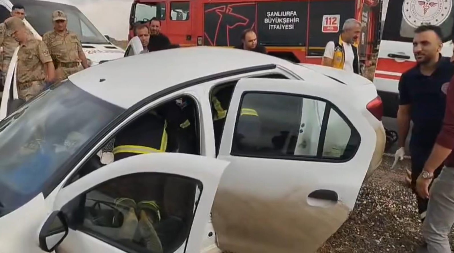 Şanlıurfa’da otomobil kayalıklara çarptı: 3 yaralı