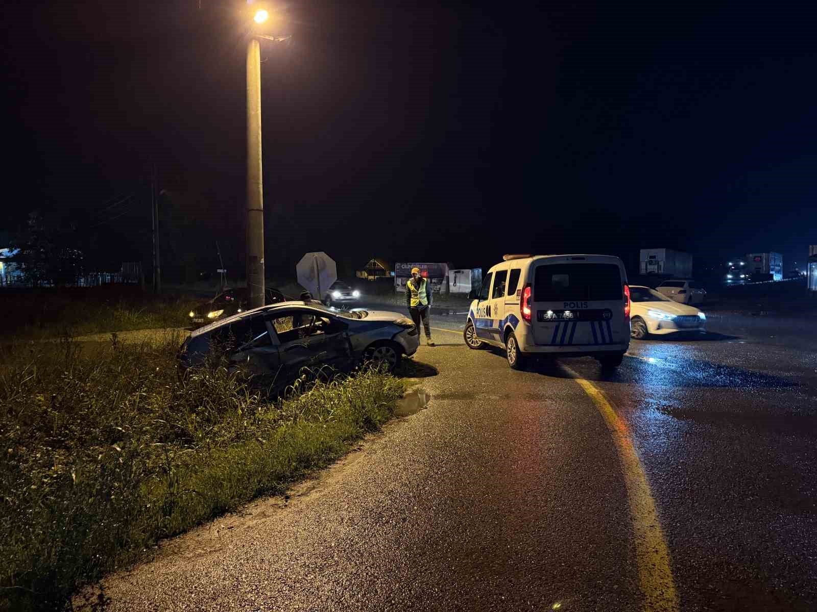Sakarya’da iki otomobil çarpıştı: 3 yaralı