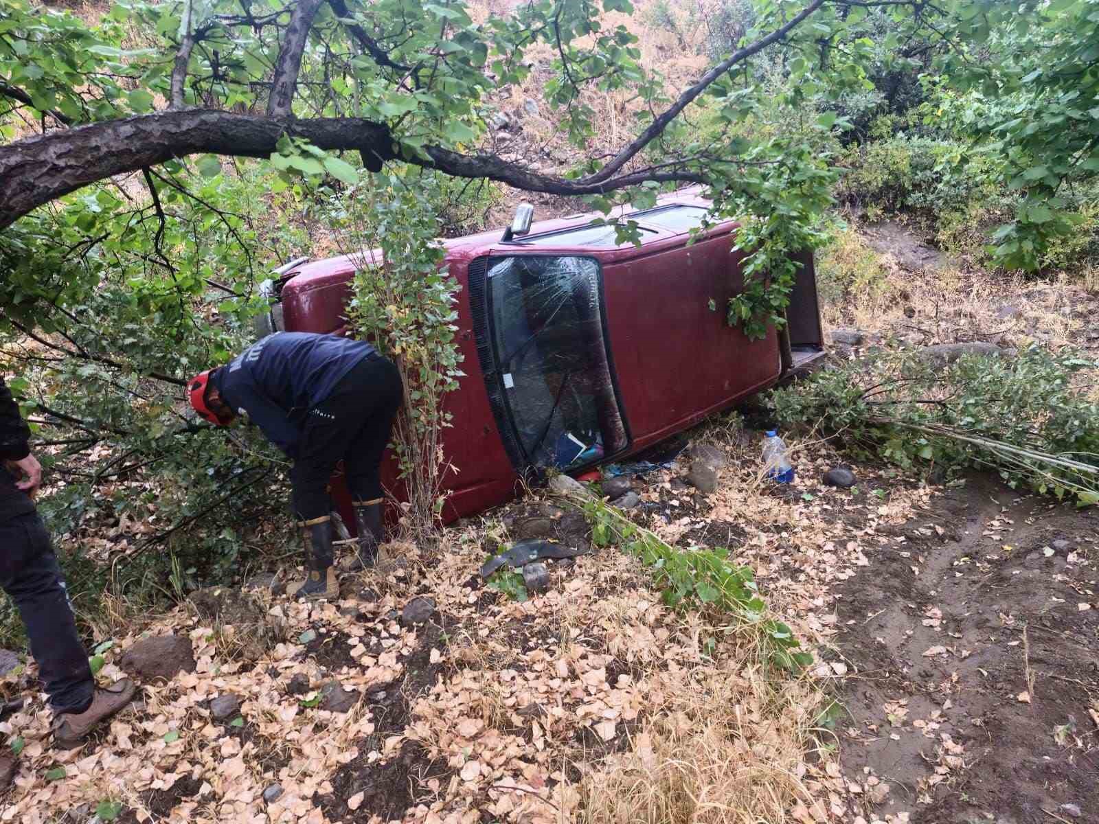 Malatya’da virajı alamayan pikap şarampole uçtu: 2 yaralı