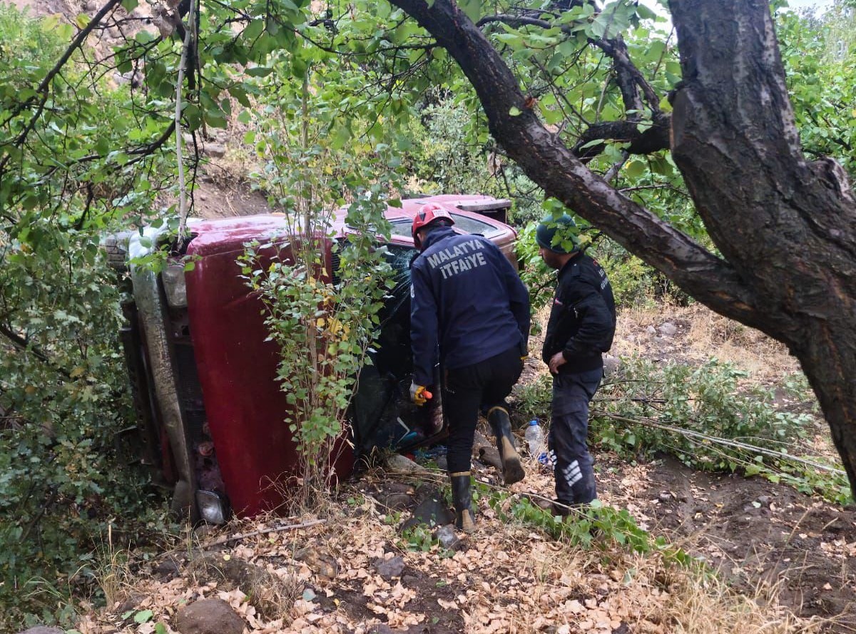 Malatya’da virajı alamayan pikap şarampole uçtu: 2 yaralı