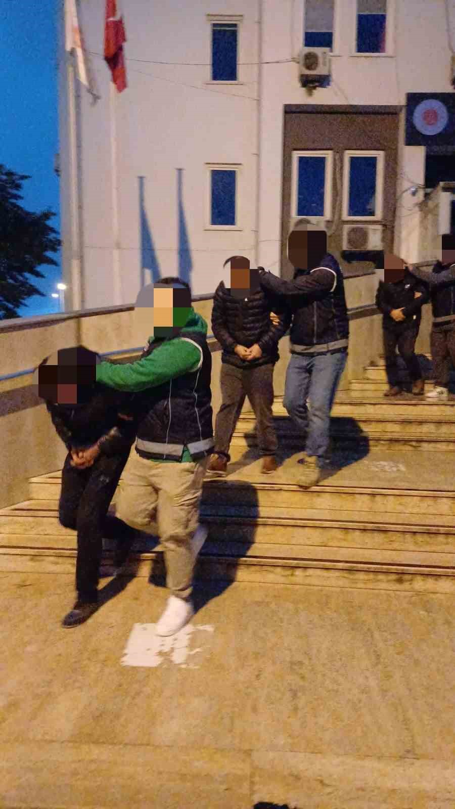 Ka&ccedil;ak g&ouml;&ccedil;menleri taşıyan organizat&ouml;rler yakalandı: 3 tutuklama
