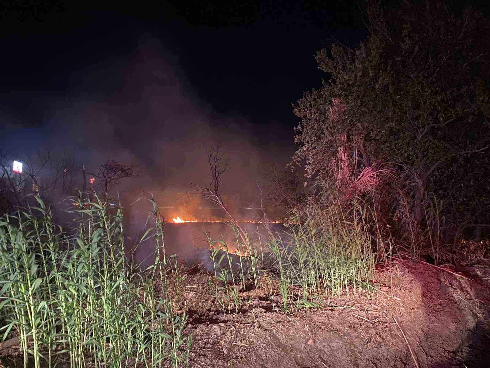 Serik&rsquo;te yol kenarındaki otluk alanda &ccedil;ıkan yangın korkuttu
