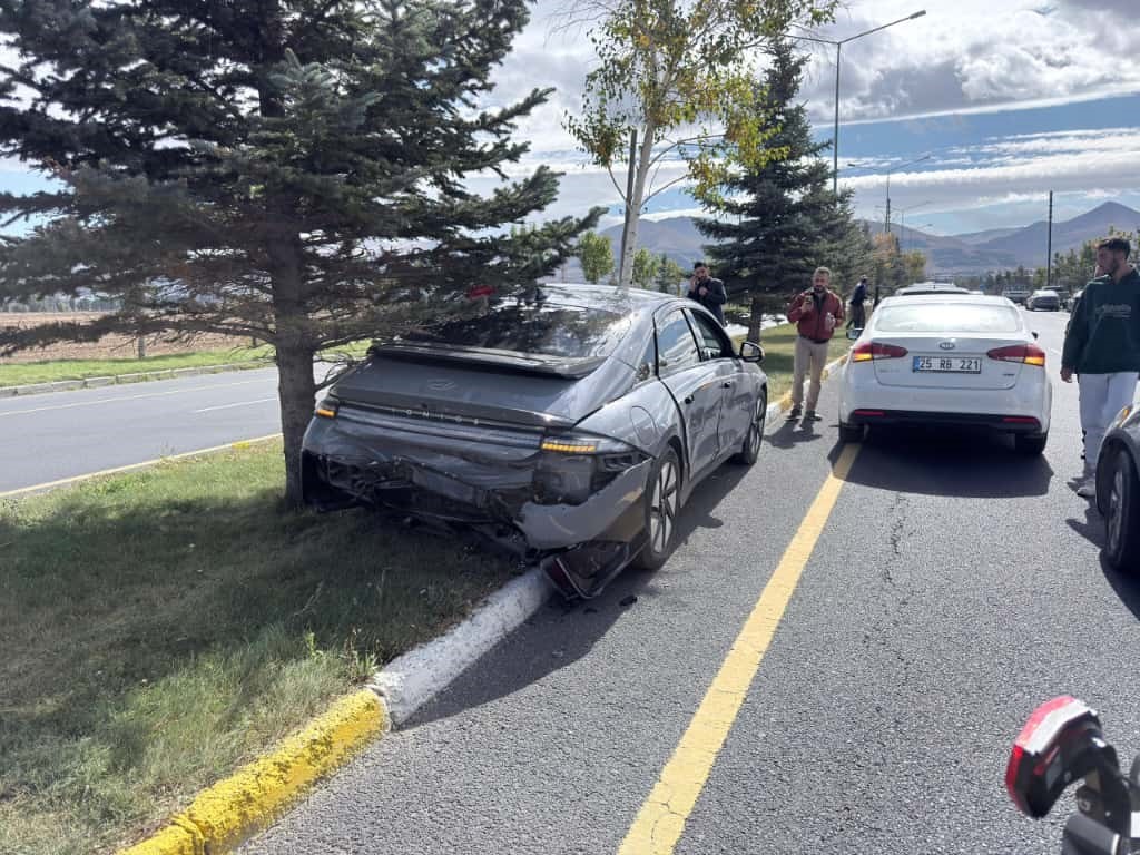 Anahtar Parti konvoyunda trafik kazası
