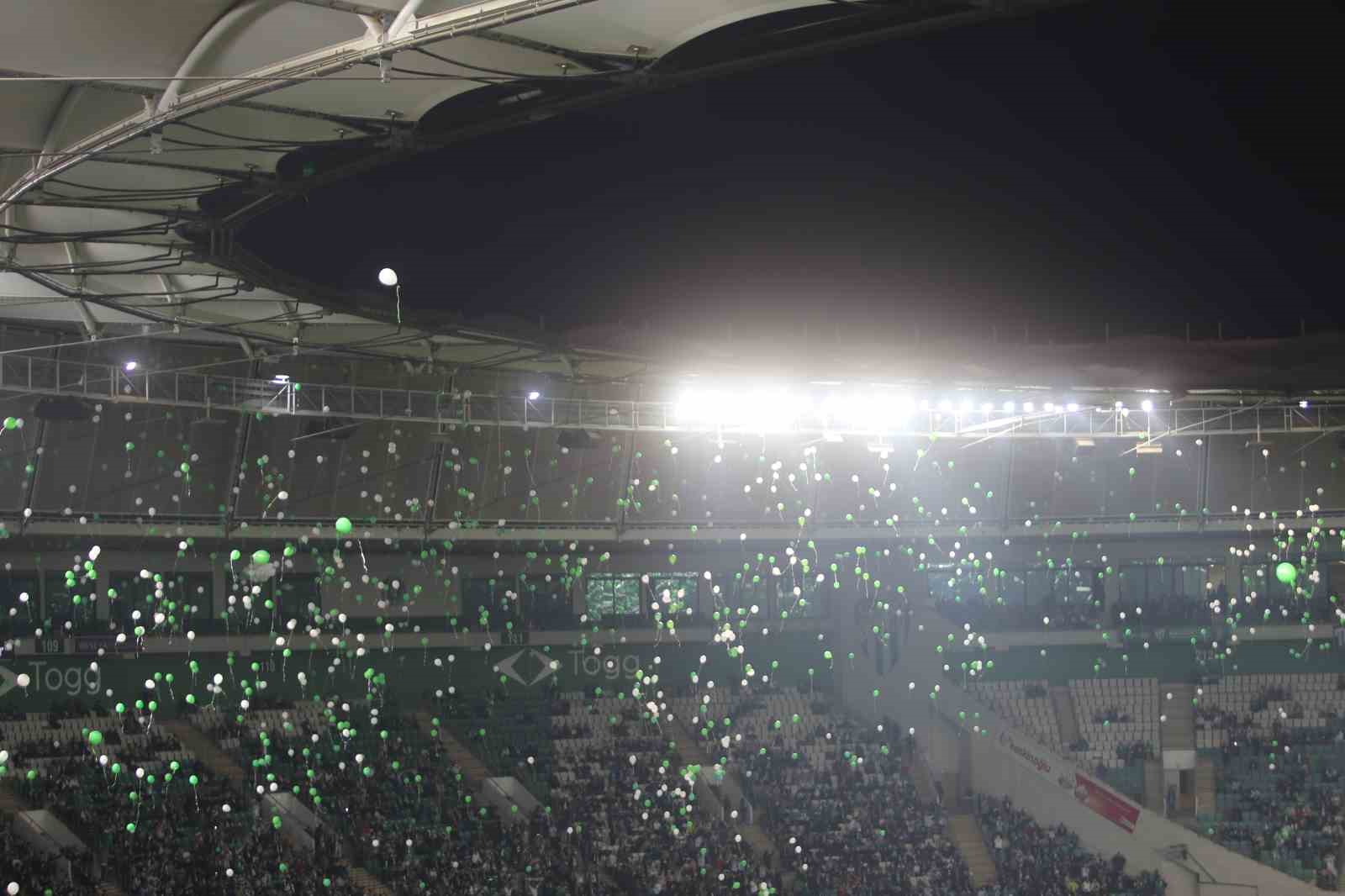 Bursaspor taraftarları minik Çağan Ata’nın mücadelesini kutladı