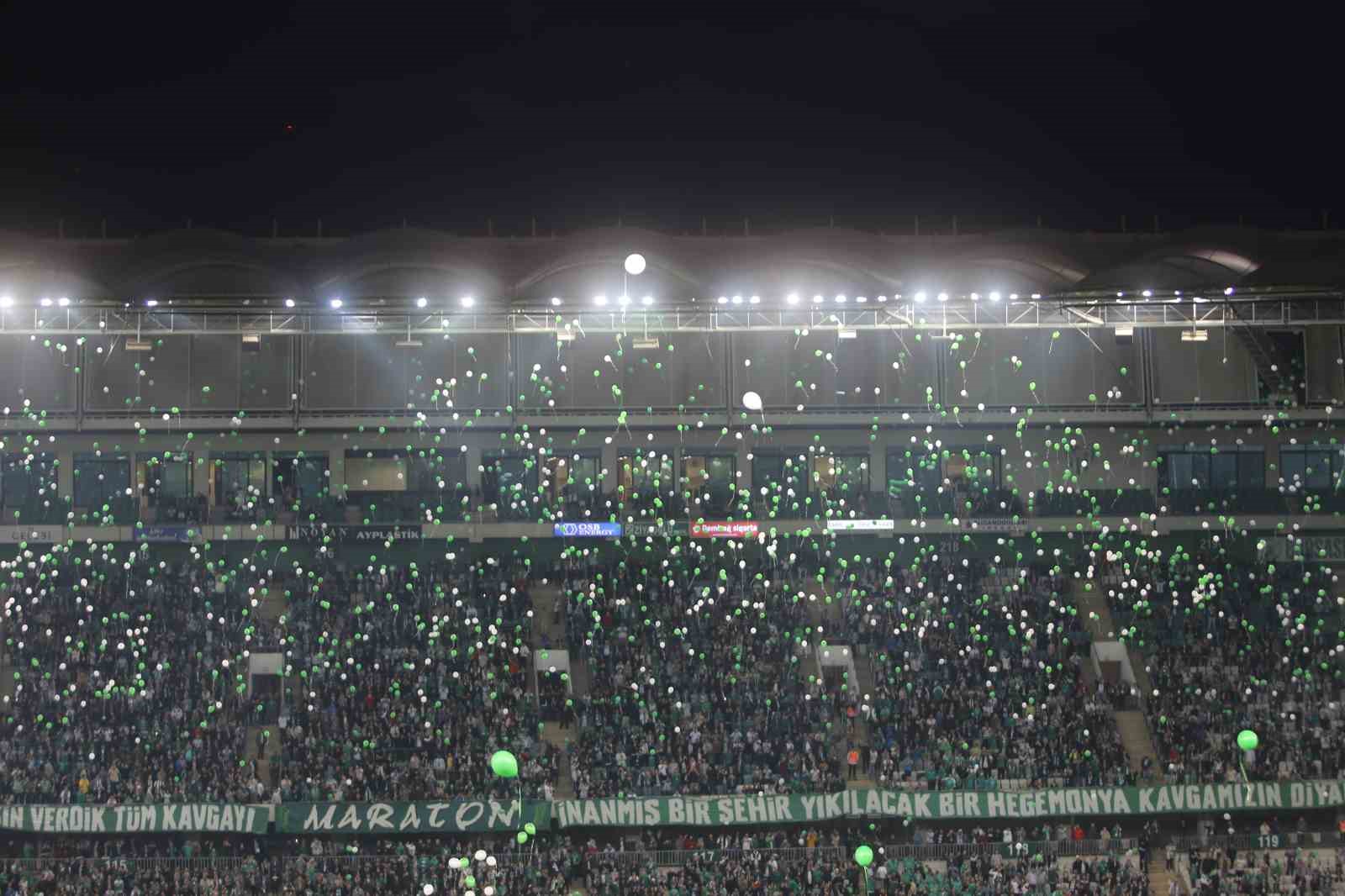 Bursaspor taraftarları minik Çağan Ata’nın mücadelesini kutladı